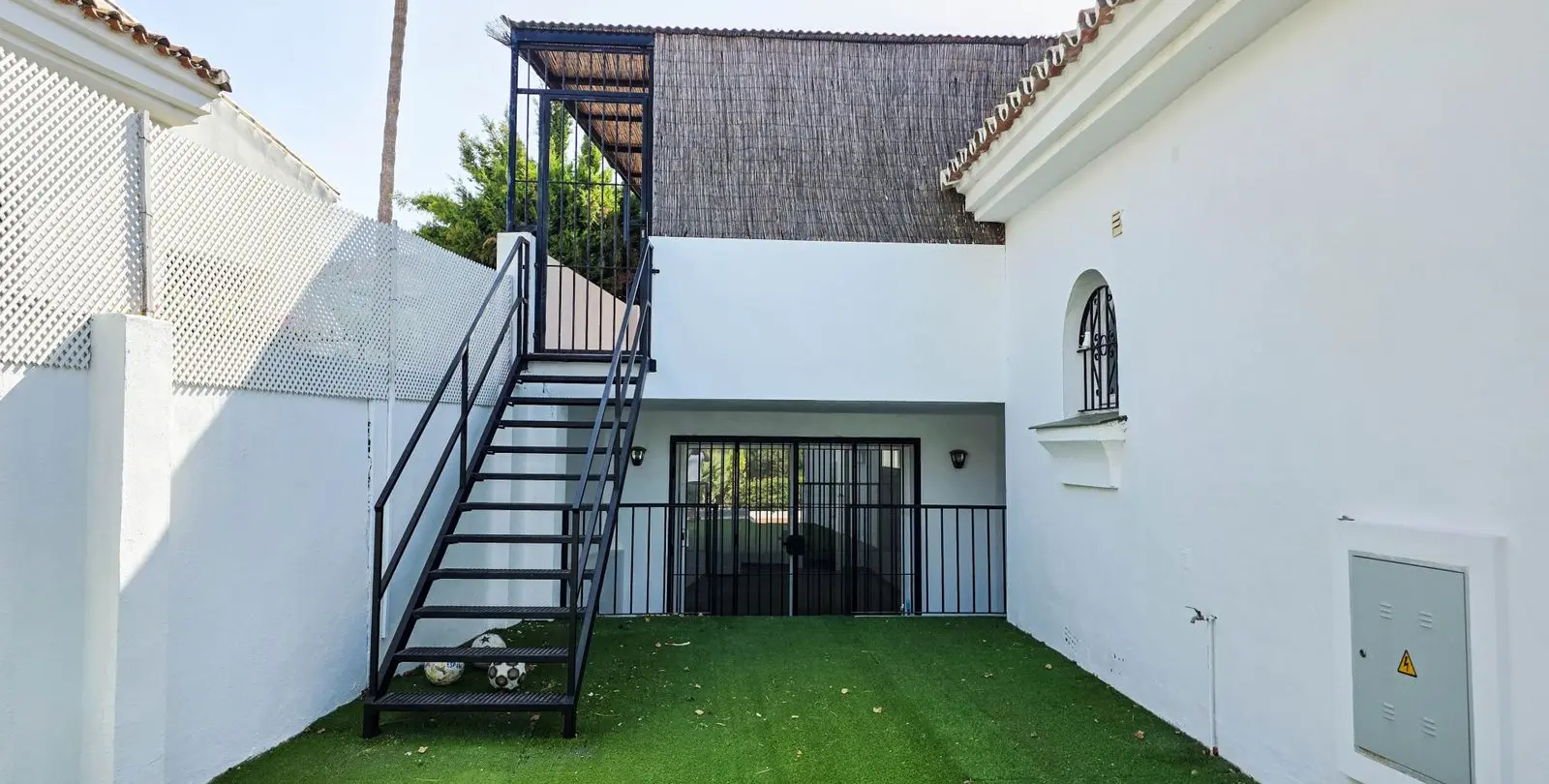 Sale of semi-detached house in La Duquesa 25