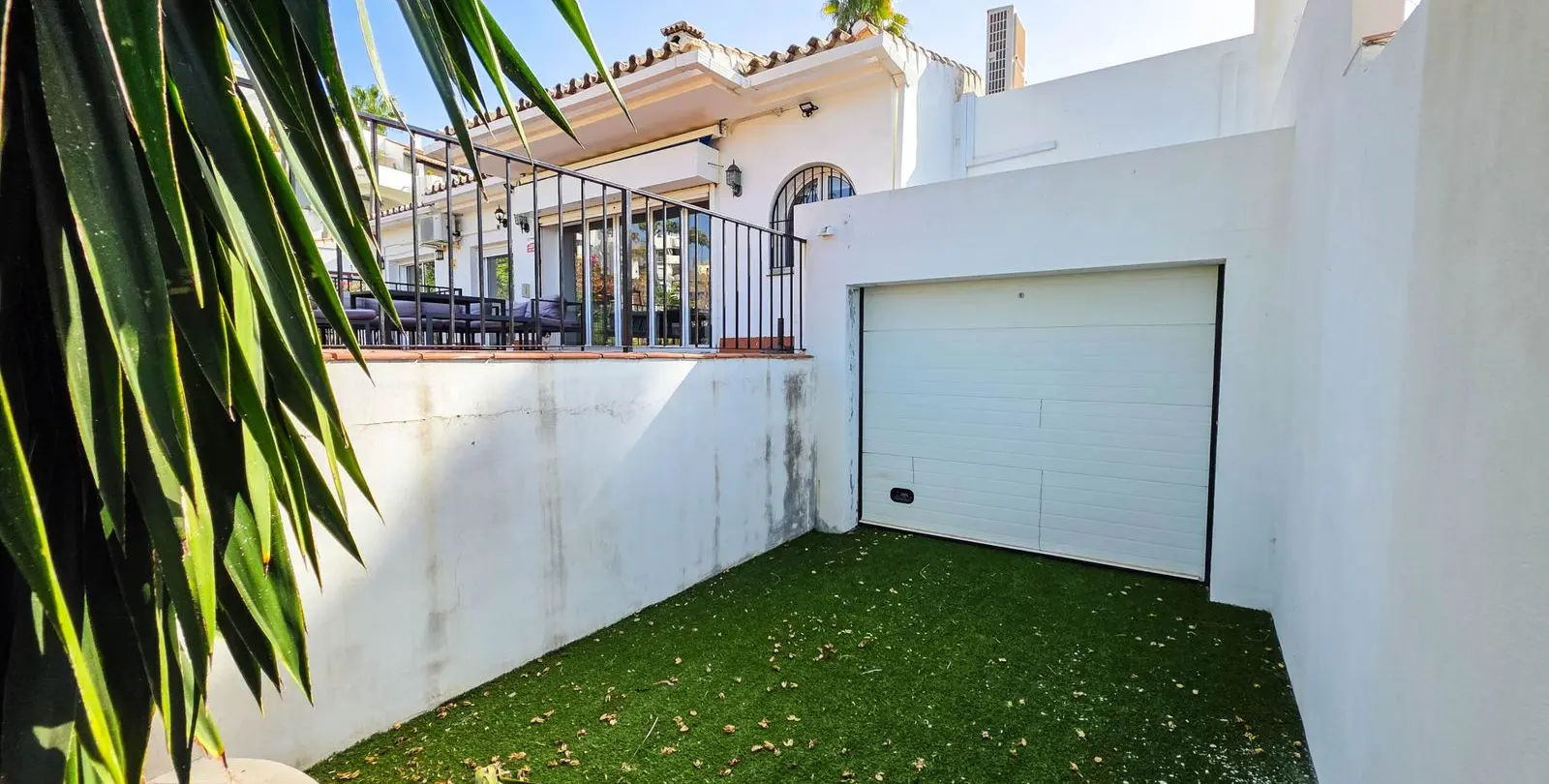 Sale of semi-detached house in La Duquesa 30