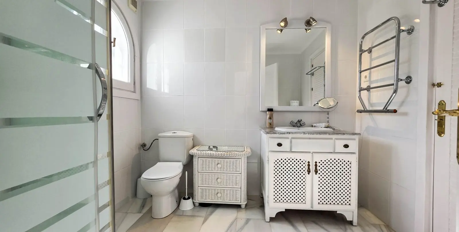 Sale of semi-detached house in La Duquesa 36