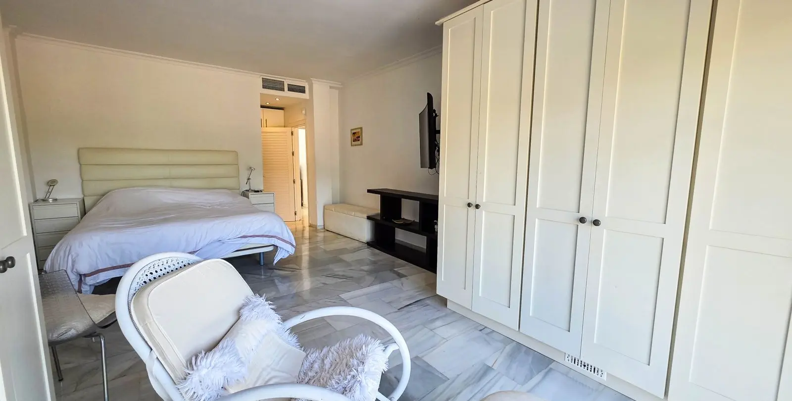 Sale of semi-detached house in La Duquesa 38