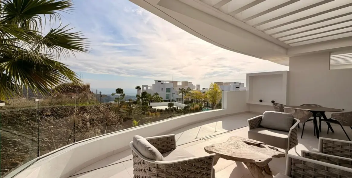 Sale of middle floor apartment in Ojén 1