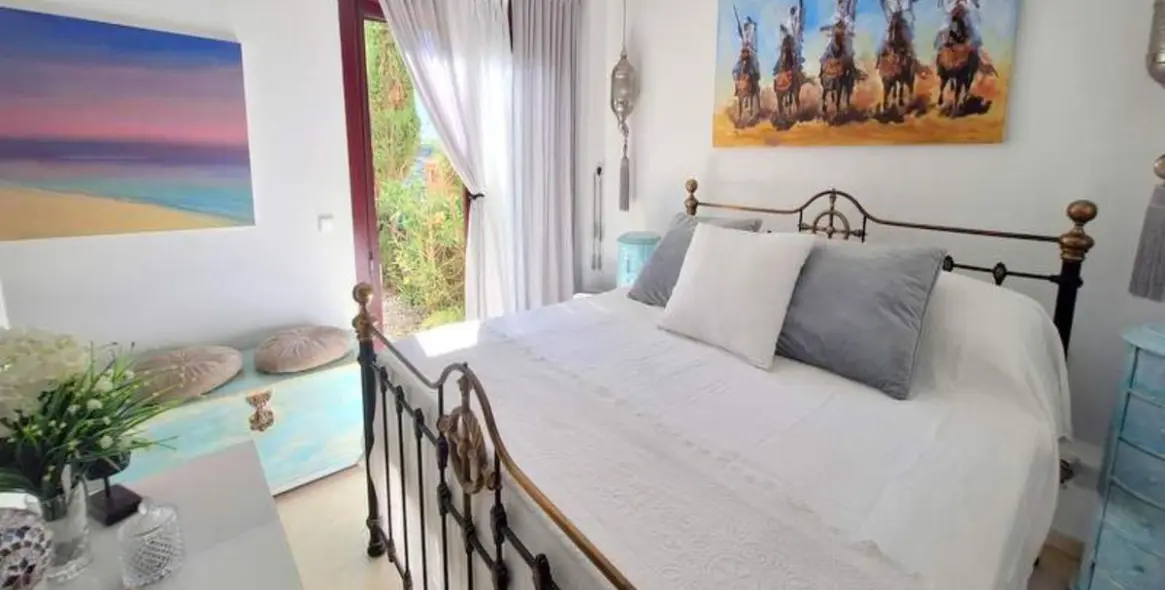 Продажа апартаментов на первом этаже в Casares 16