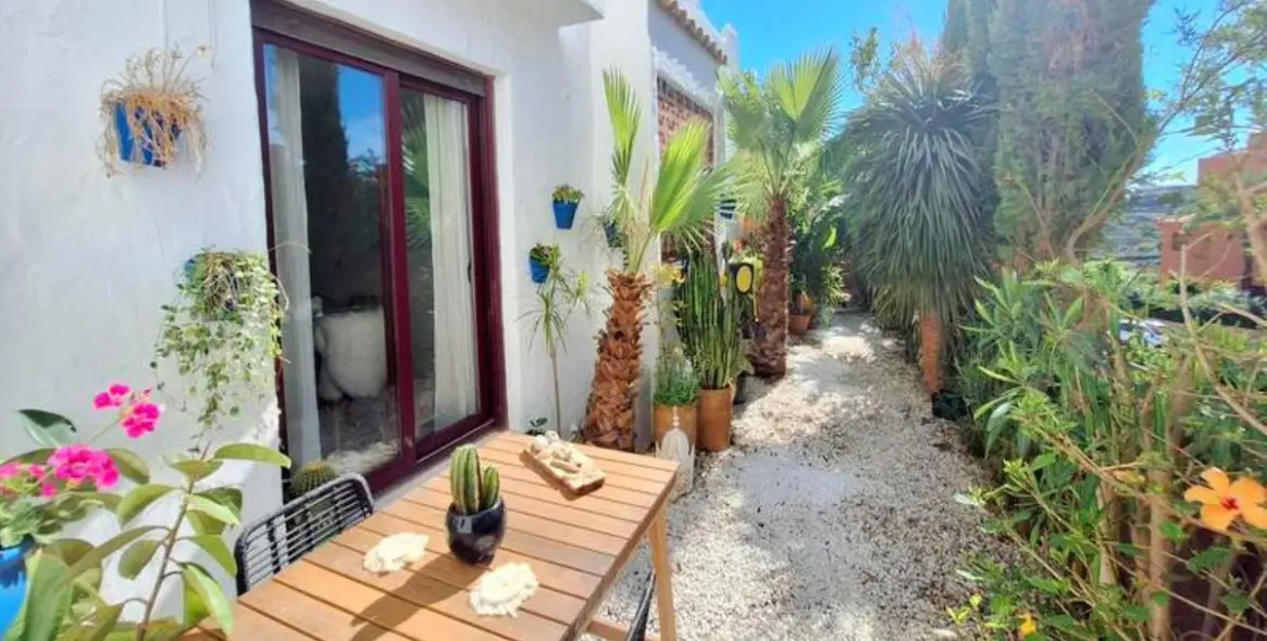 Продажа апартаментов на первом этаже в Casares 17