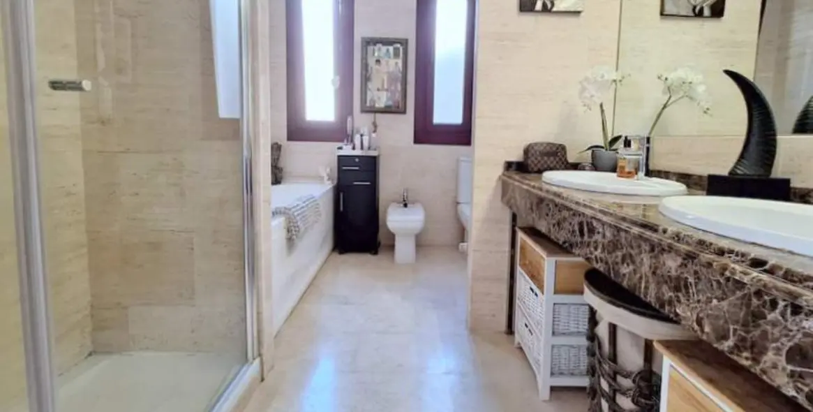 Продажа апартаментов на первом этаже в Casares 18