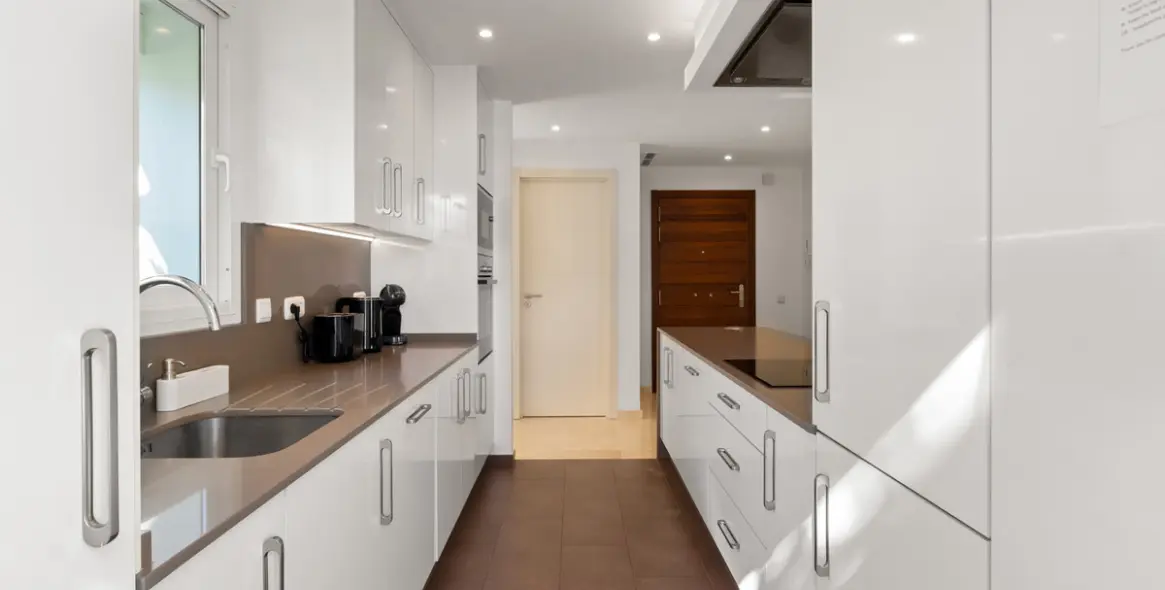 Продажа апартаментов на среднем этаже в Casares 8