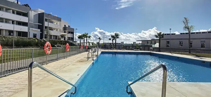 Продажа апартаментов на среднем этаже в Estepona 0