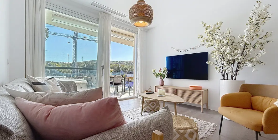 Sale of middle floor apartment in Estepona 2