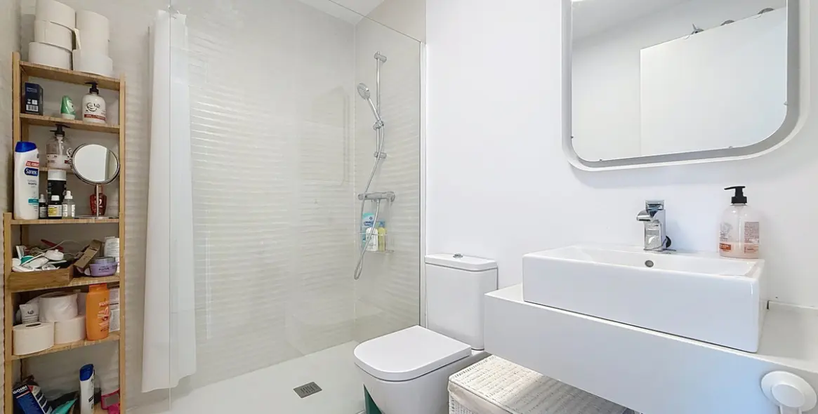 Sale of middle floor apartment in Estepona 19