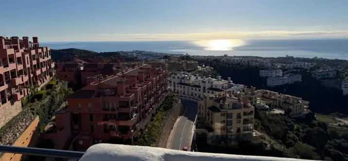 Sale of penthouse in Calahonda 1