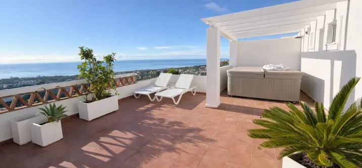 Sale of penthouse in Calahonda 3