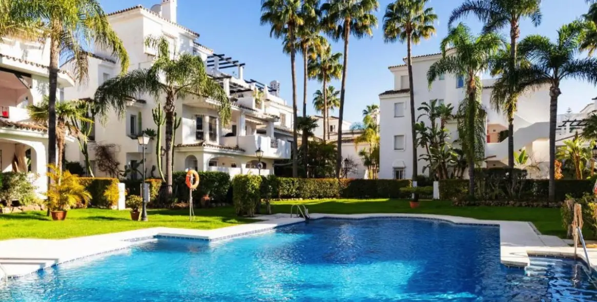 Продажа апартаментов на первом этаже в Nueva Andalucía 1