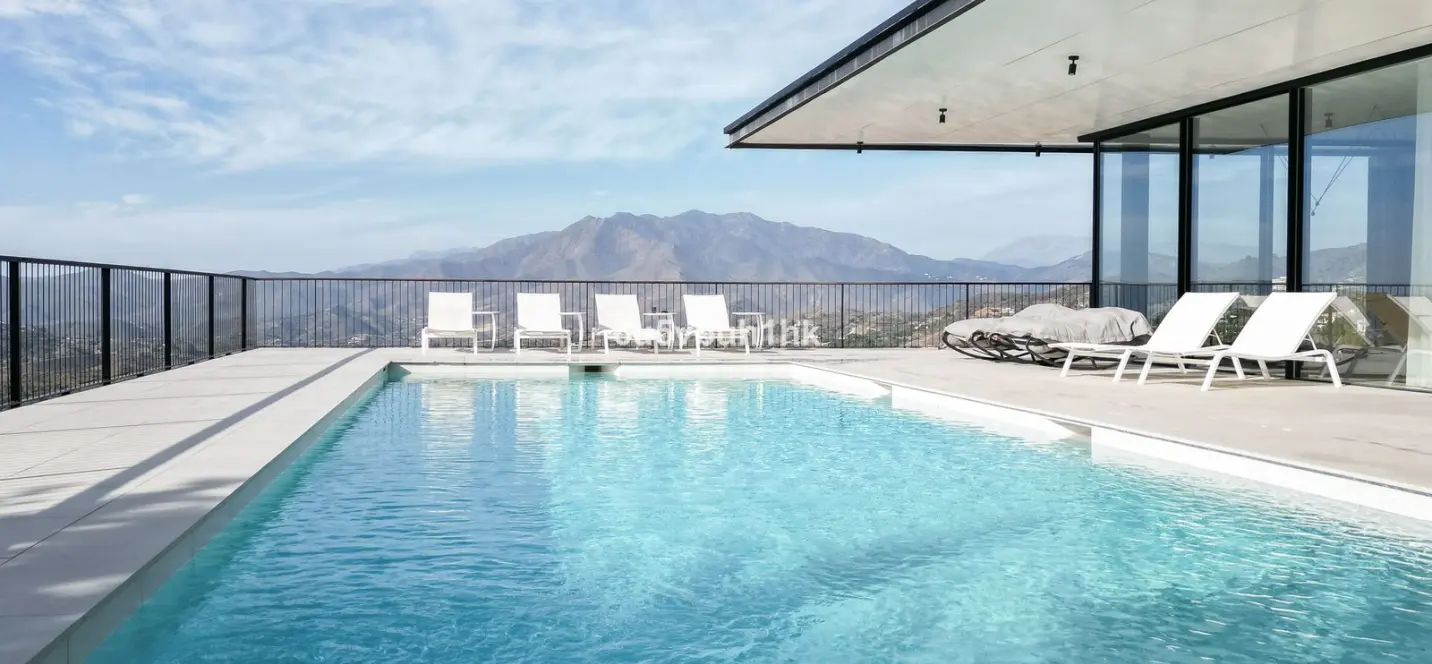 Sale of detached villa in Valtocado 3