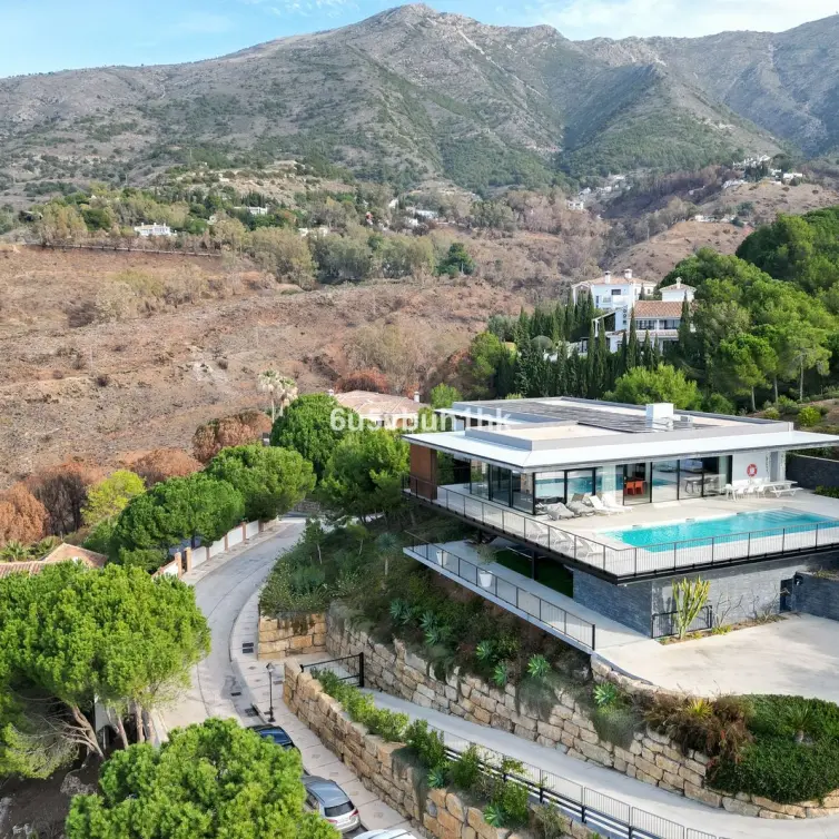 Sale of detached villa in Valtocado