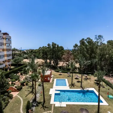 Продажа апартаментов на среднем этаже в Atalaya