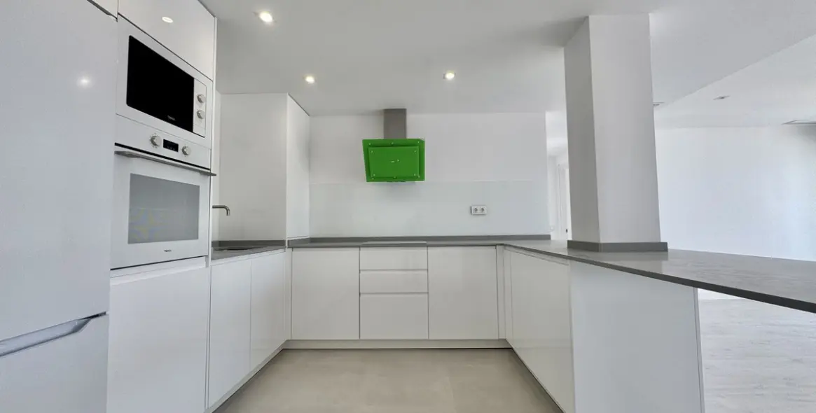 Sale of middle floor apartment in Rincón de la Victoria 1