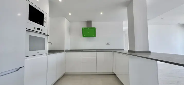 Sale of middle floor apartment in Rincón de la Victoria 0