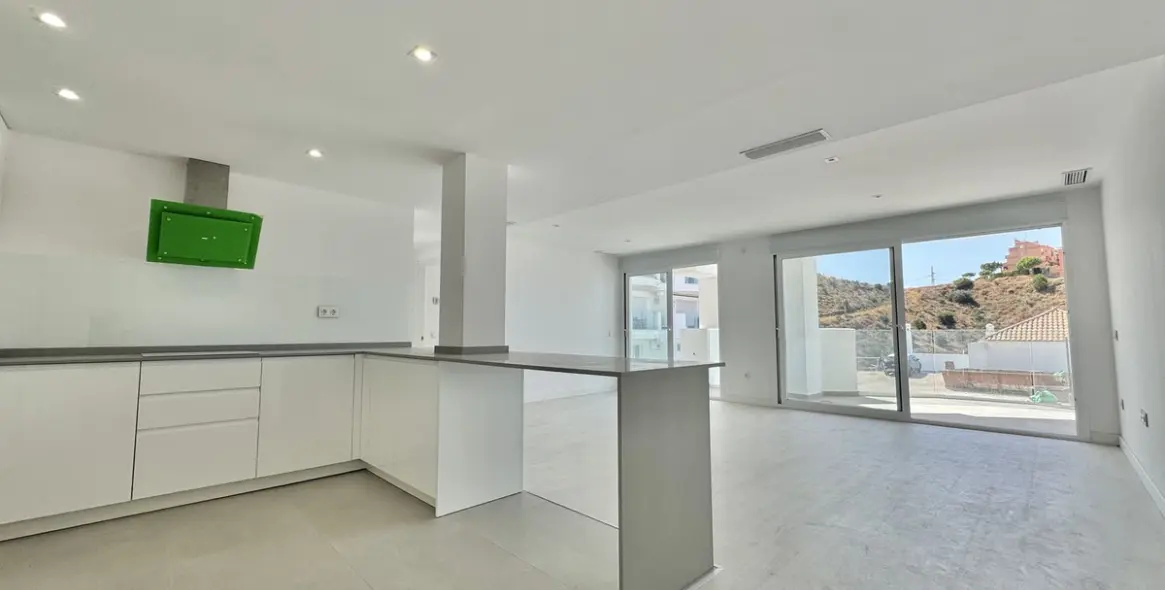 Sale of middle floor apartment in Rincón de la Victoria 2