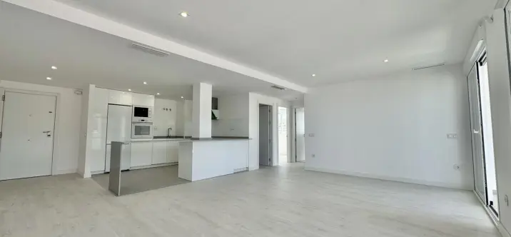 Sale of middle floor apartment in Rincón de la Victoria 2