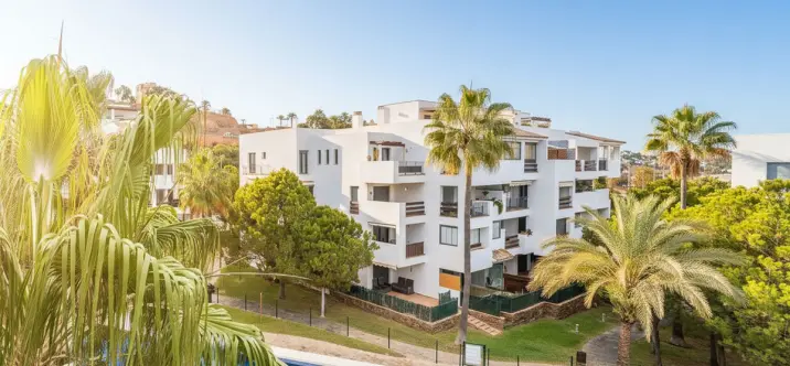 Sale of middle floor apartment in La Cala de Mijas 2