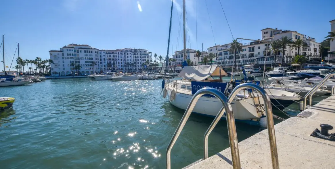 Sale of middle floor apartment in La Duquesa 24