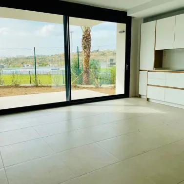 Sale of middle floor apartment in Estepona