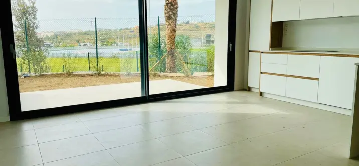 Sale of middle floor apartment in Estepona 1