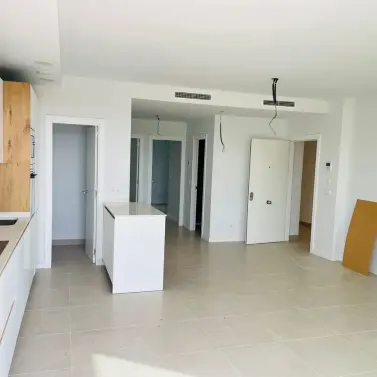 Sale of middle floor apartment in Estepona