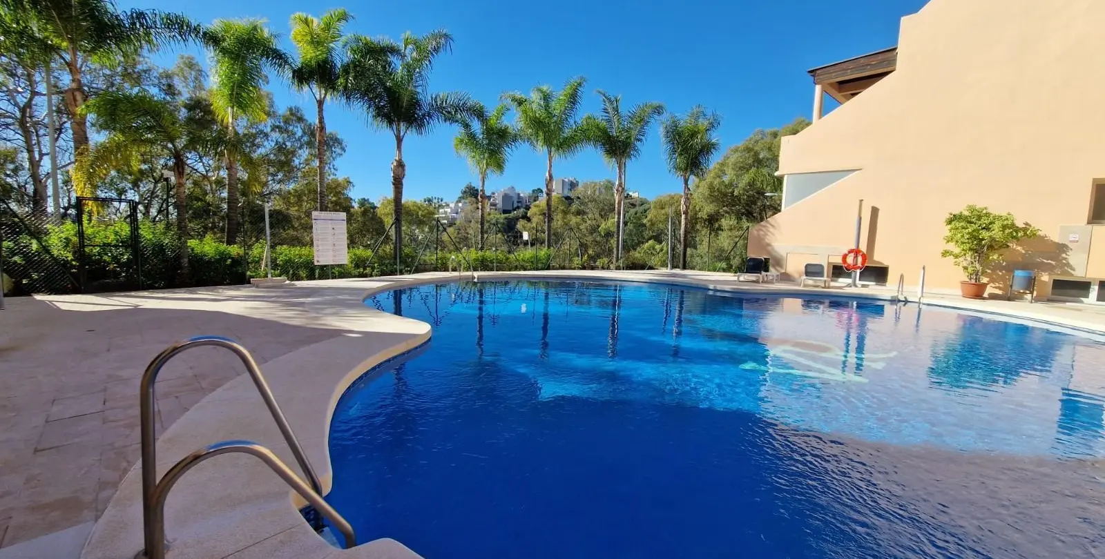 Sale of middle floor apartment in Marbella 1