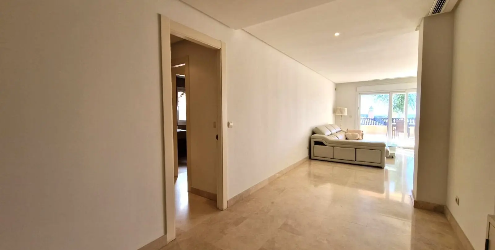 Sale of middle floor apartment in Marbella 19