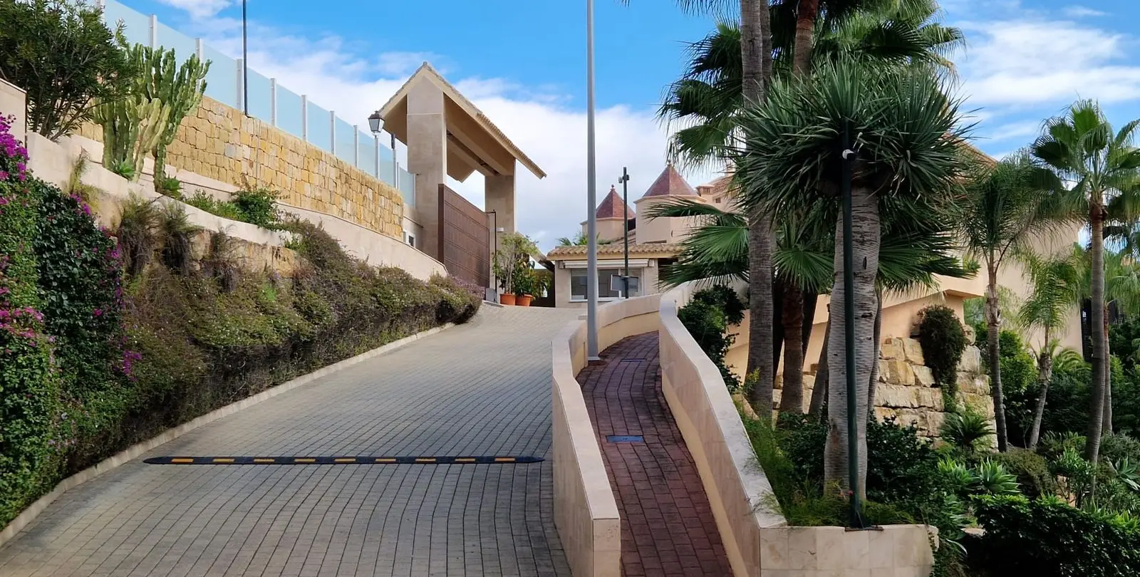 Sale of middle floor apartment in Marbella 37