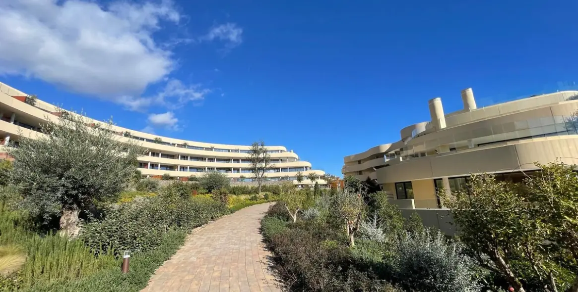 Продажа апартаментов на среднем этаже в Higueron 59