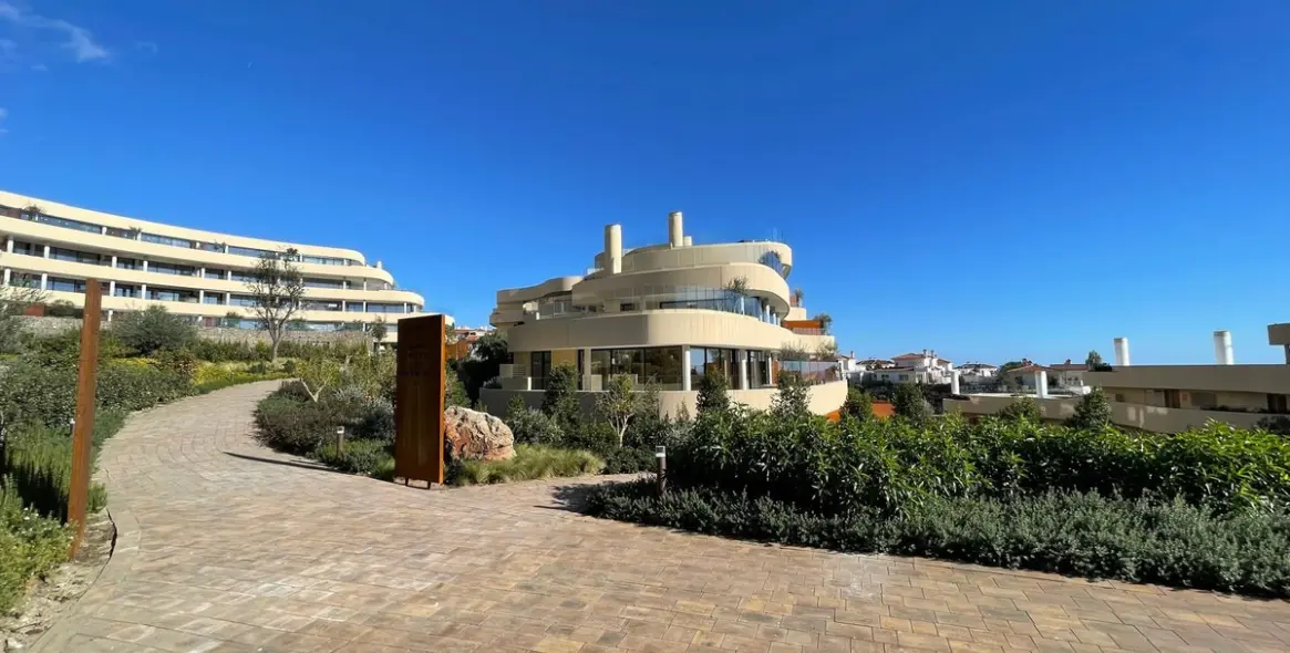 Продажа апартаментов на среднем этаже в Higueron 62