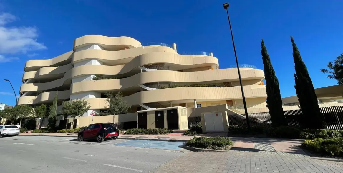 Продажа апартаментов на среднем этаже в Higueron 64