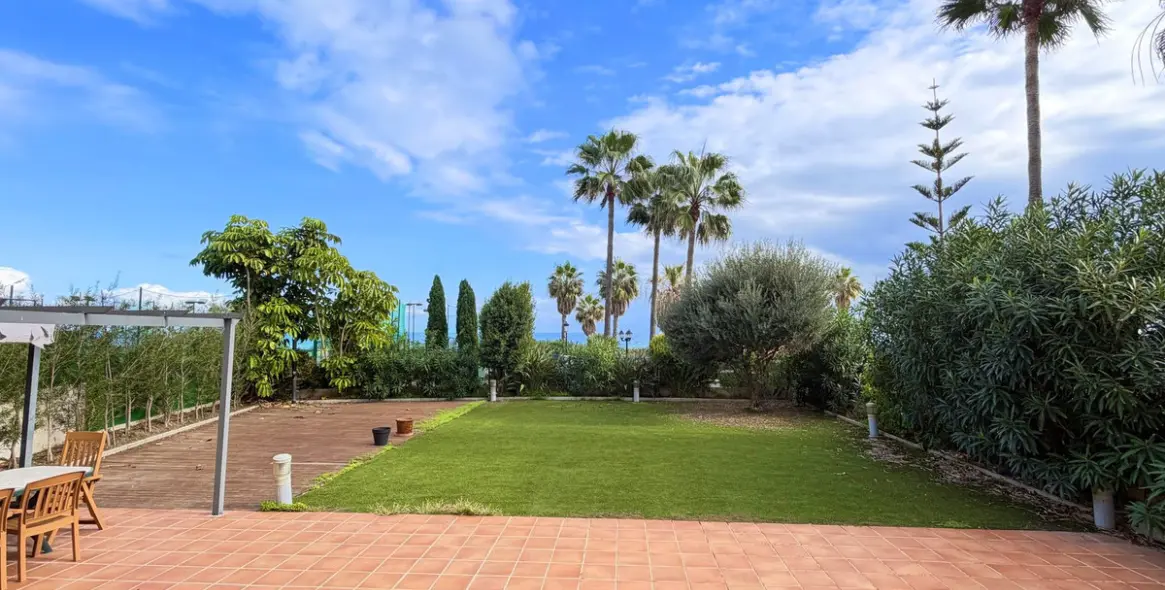 Sale of ground floor apartment in San Luis de Sabinillas 11