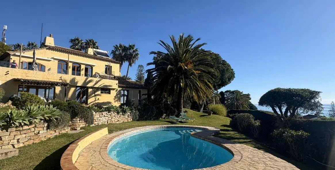 Sale of detached villa in Estepona 1