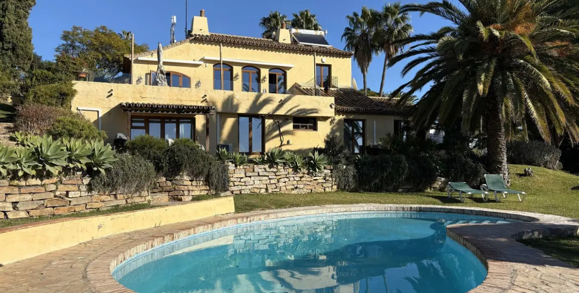 Sale of detached villa in Estepona 2