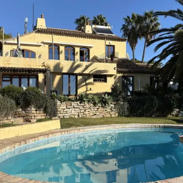 Sale of detached villa in Estepona