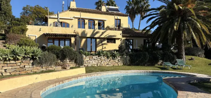Sale of detached villa in Estepona 1