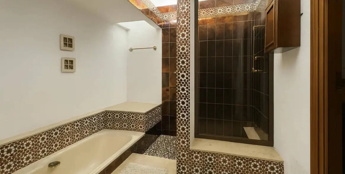 Sale of detached villa in Estepona 11