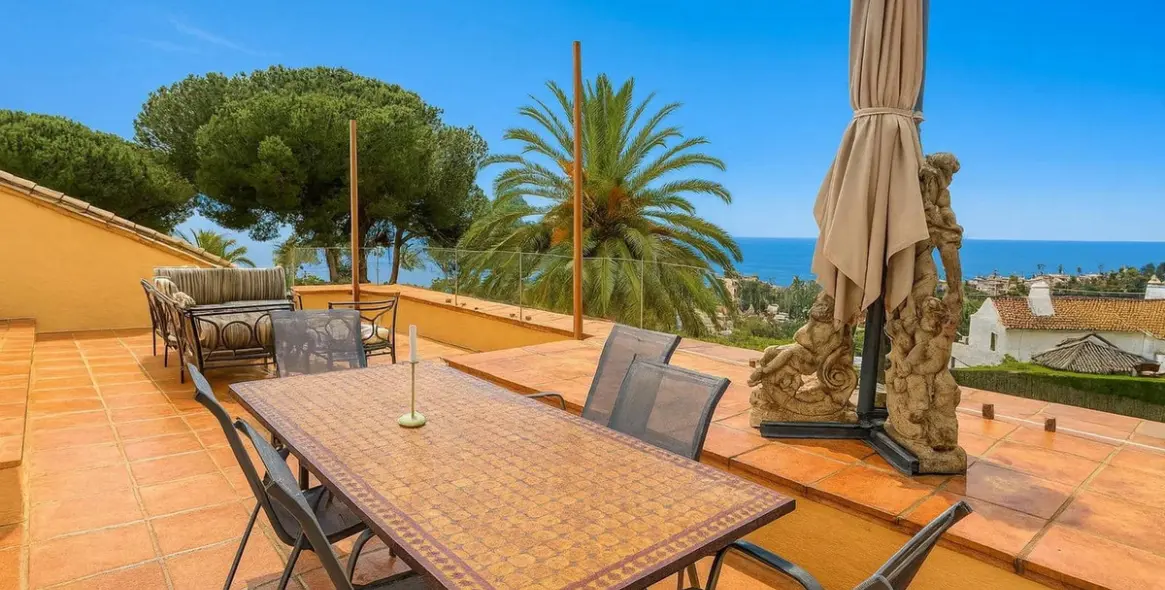 Sale of detached villa in Estepona 13