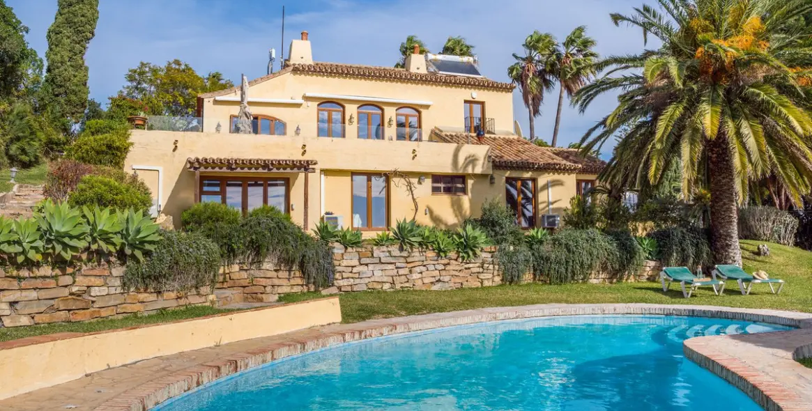 Продажа  отдельно стоящей виллы в Estepona 1