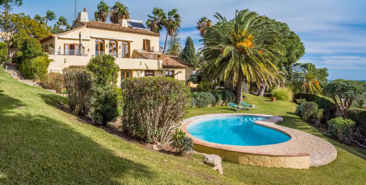 Продажа  отдельно стоящей виллы в Estepona 2