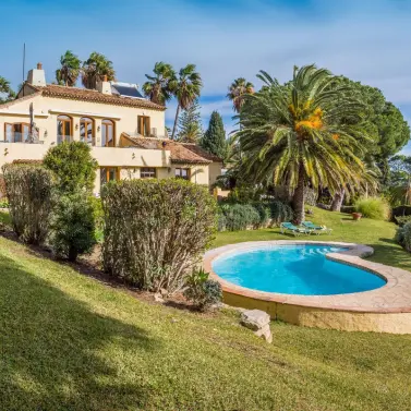 Venta de villa independiente en Estepona
