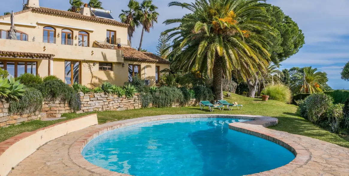 Продажа  отдельно стоящей виллы в Estepona 3