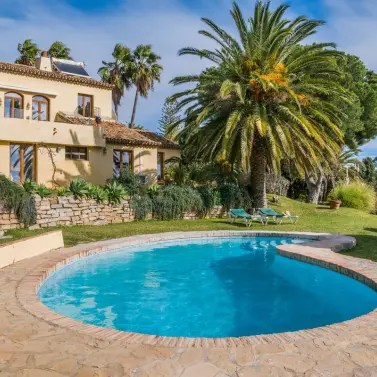 Venta de villa independiente en Estepona
