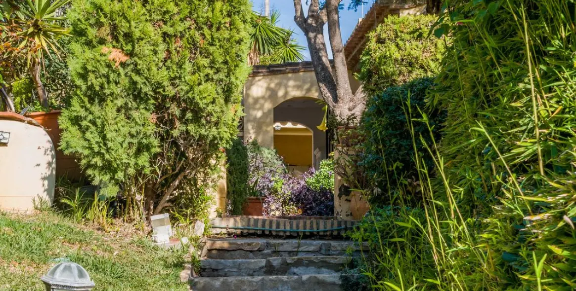 Продажа  отдельно стоящей виллы в Estepona 29