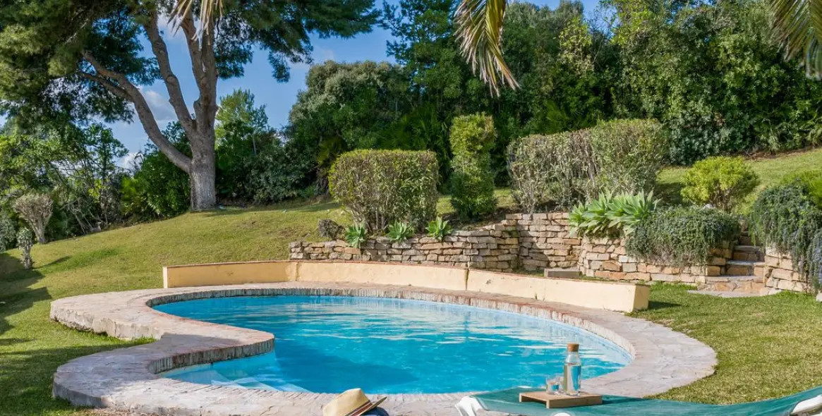 Продажа  отдельно стоящей виллы в Estepona 35