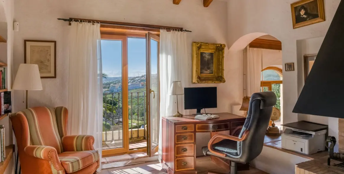 Продажа  отдельно стоящей виллы в Estepona 41