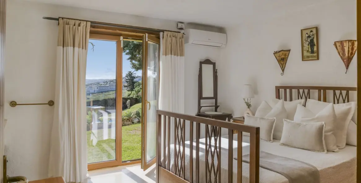 Продажа  отдельно стоящей виллы в Estepona 50