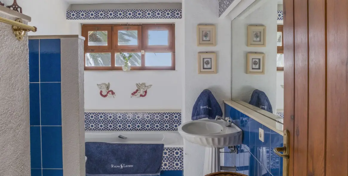 Продажа  отдельно стоящей виллы в Estepona 56